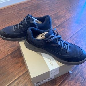 Clark’s navy lace-up sneaker like new